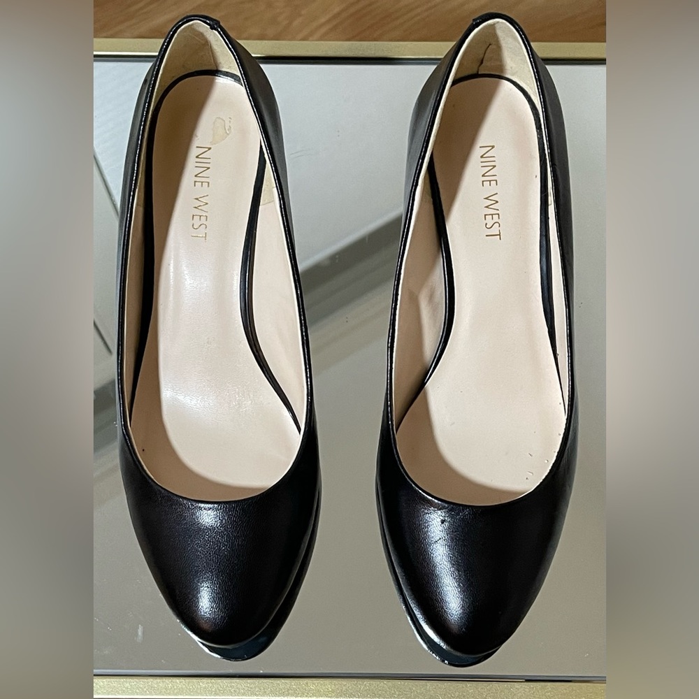 WOMEN’S NINE WEST BLACK LEATHER ALMOND TOE WEDGE Sz. 8